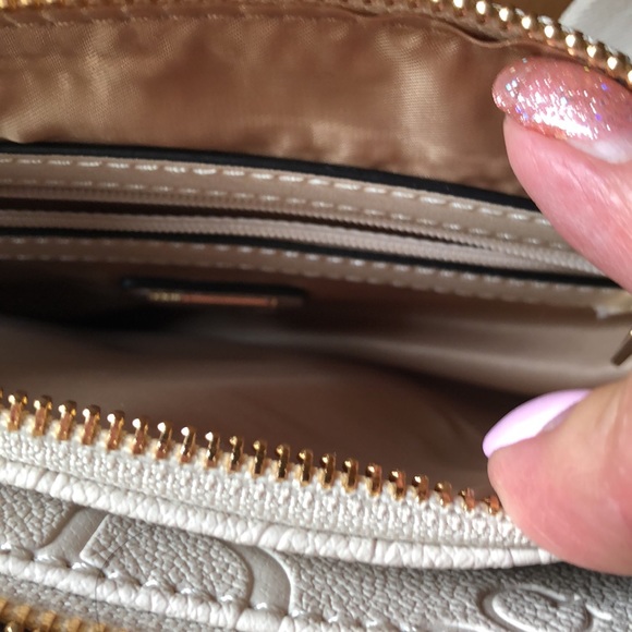 Guess Cross Body Bag, New with tag - Picture 7 of 9